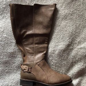 Wide calf boots never worn